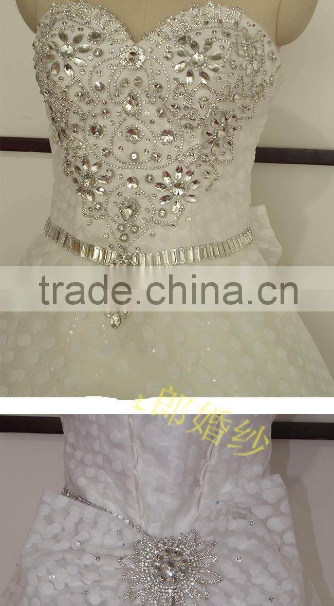Charming bling beaded sleeveless tulle and lace applique ball gown wedding dress with sweetheart neckline
