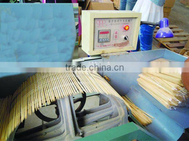 painting wooden stick for gardon