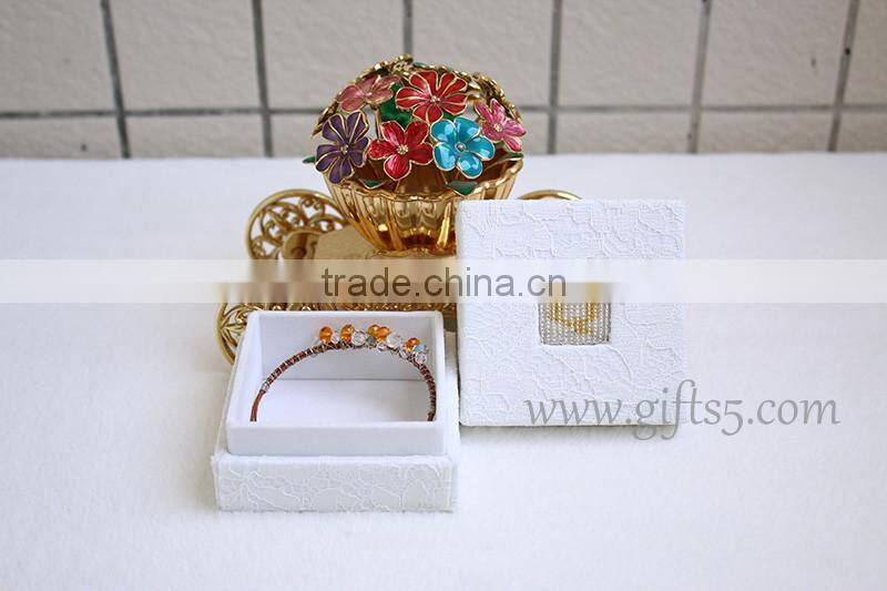 2016 Fashion white wedding souvenirs jewelry boxes with beaded name plate of B
