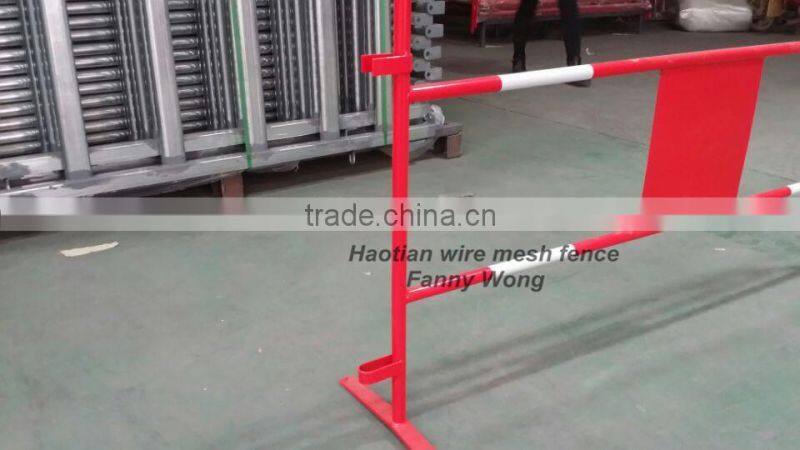 red powder coating crowd control barriers temporary fence with reflactive stripes for france market