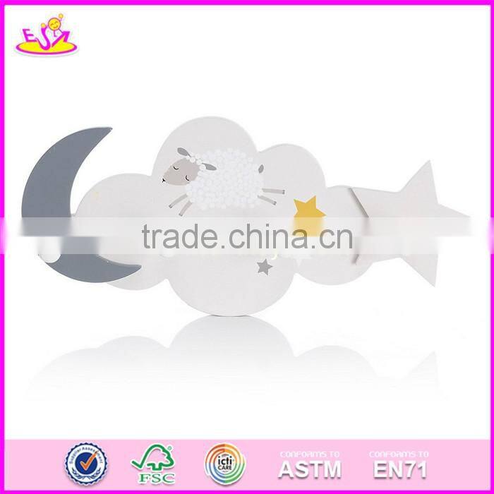 2017 New design cartoon animal wooden baby coat hangers W09B075