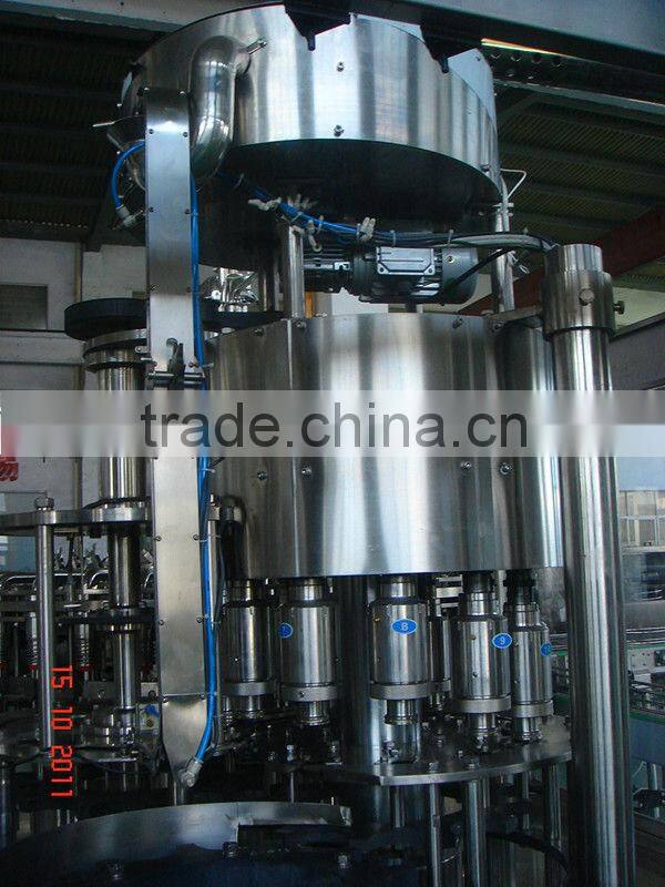 Liquid filling machine