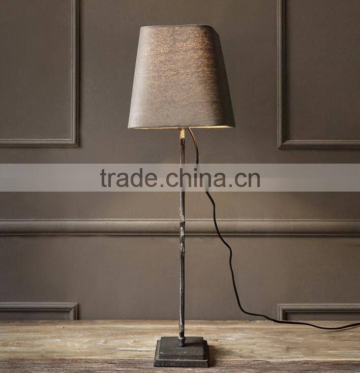 European classic iron casting antique finish carving table lamp