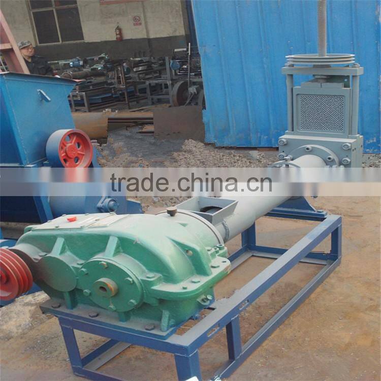 Plastic extruder, plastic extruding machine, plastic remodeling machine