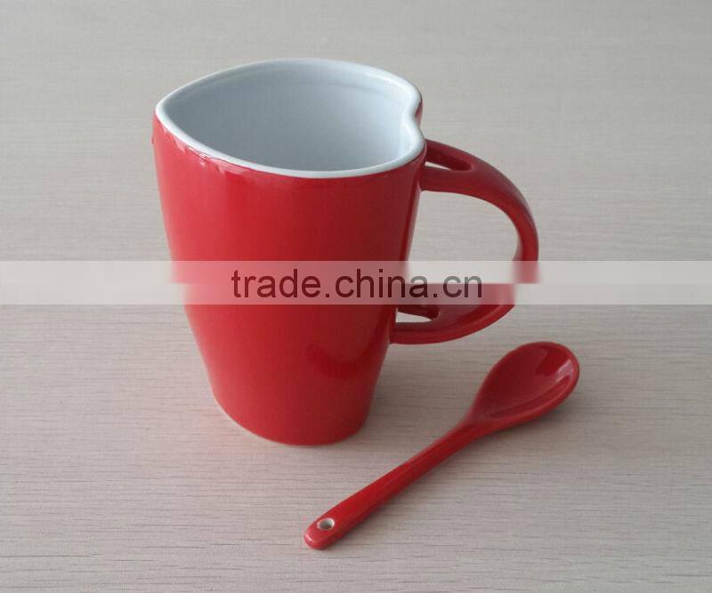 Factory bulk sale gift ceramic heart shape mug with spoon in handle