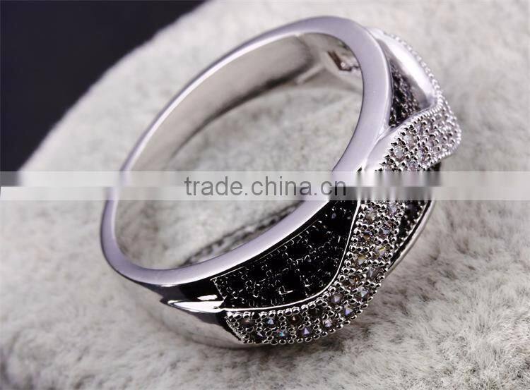 Trending Style Curve Wavy Pattern Jet & Clear Zirconia Stones Party Jewelry Ring