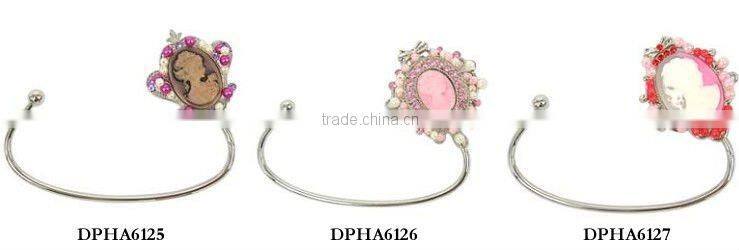 Blank foldable purse hanger openable and can put cosmetic inside