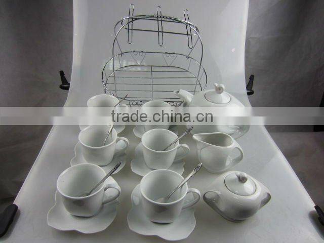 24 pcs dinnerware set with basket