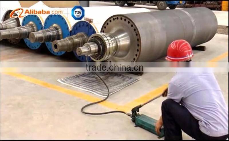 Grooved press roll for fourdrinier paper making machine of paper mill