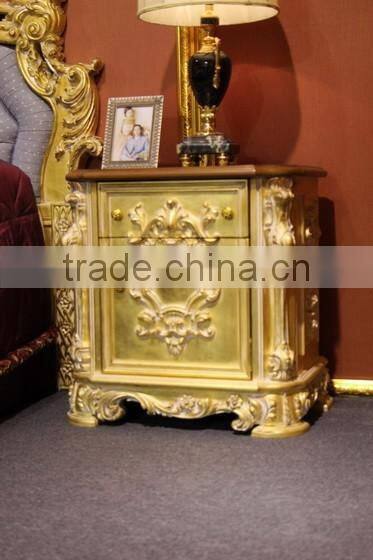 Alibaba Furniture Luxury Italy Style Goden Trim Button Tufted Royal King Bed Set