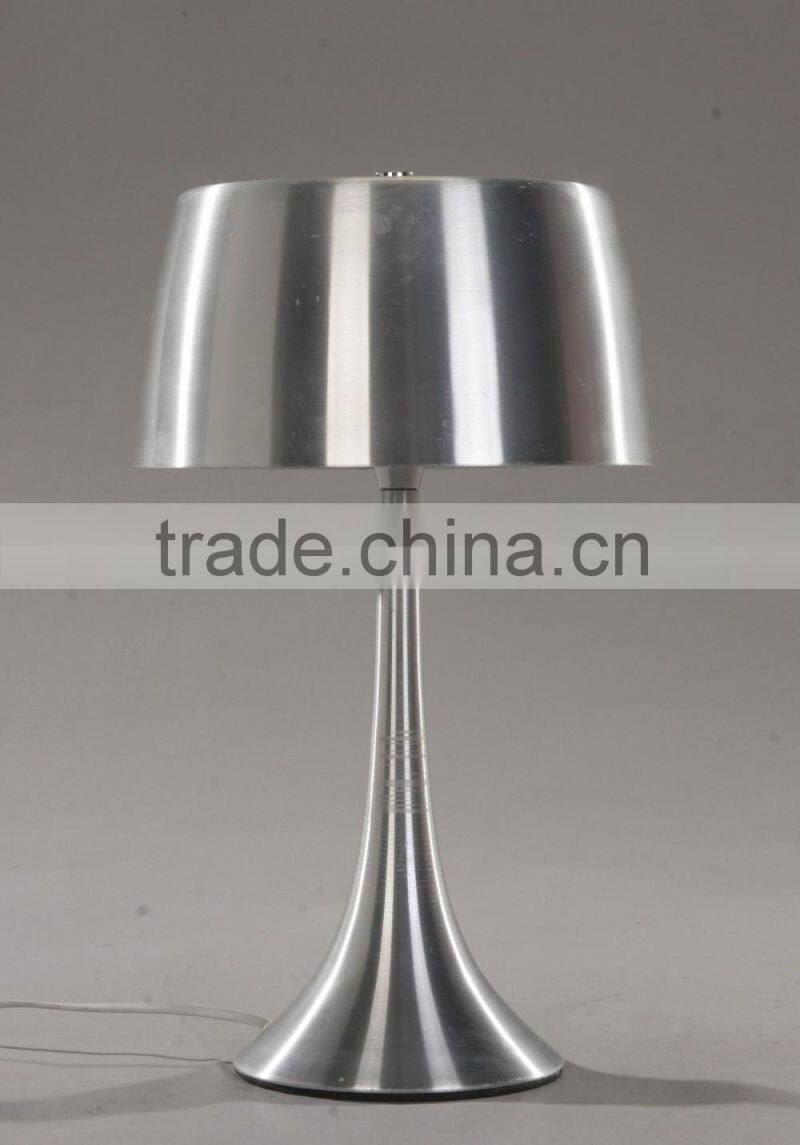 a wrought iron table lamp new design with UL