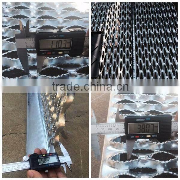 Hot dipped galvanized Diamond perforated grip strut safety grating (Trade Assurance)