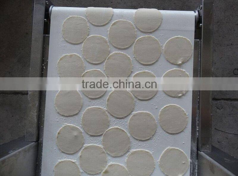 Imitation of manual dumpling skin making machine