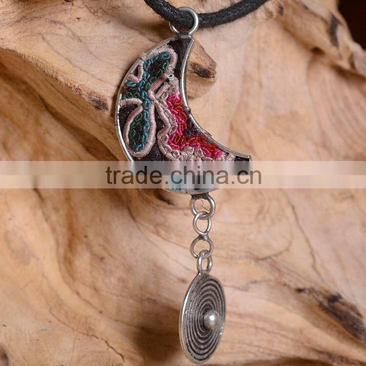 Wholesale exquisite moon shape design vintage moon shape pendant neklace pendant necklace