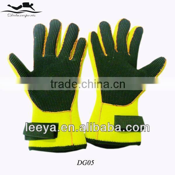Custom made of neoprene with logo sports gloves