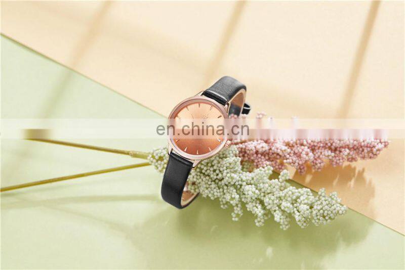 SHENGKE New Fashion Simple Style Temperature Change Color Women Watch Sunray Color Change Men Women Quartz Wristwatches