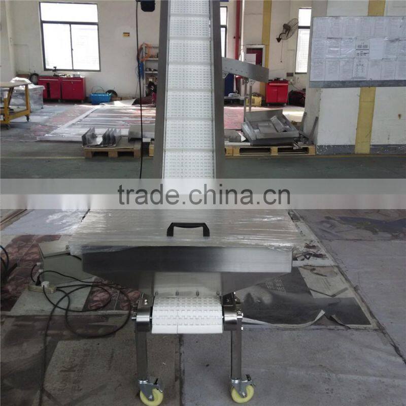 Incline belt conveyor with hopper and discharge chute