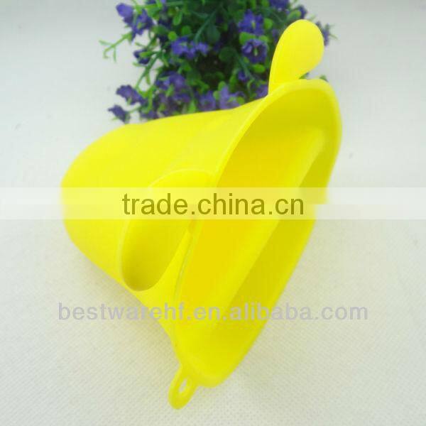 Pretty heat resistant horse shape protective silicone oven mitts