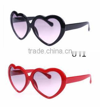 Wholesales Cheapest Simple Plastic Heart Shape Children's Sunglasses