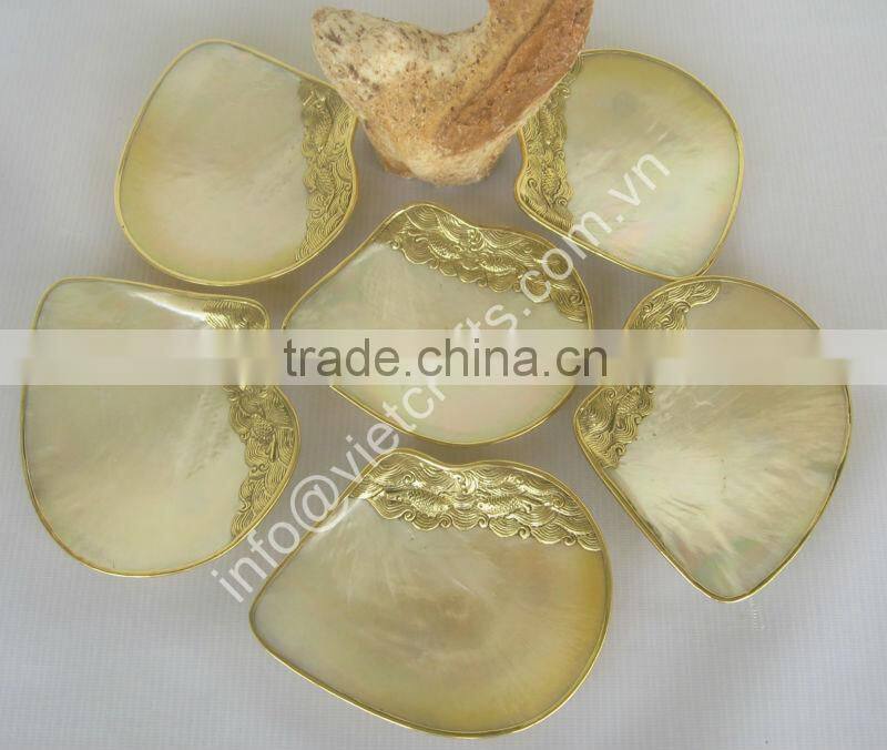 Caviar mother of pearl plate, mother of pearl spoon, caviar spoon