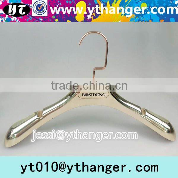 YY0481 wholesale cheap gold plastic clothes hanger with notched print logo plastic hanger