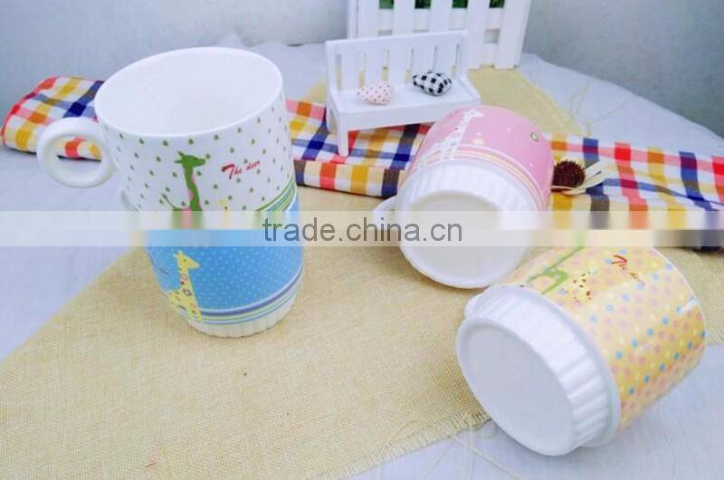 Porcelain 4 stackable coffee mugs with metallic rack set