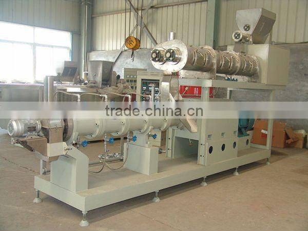 Double screw extruder with pre-conditioner