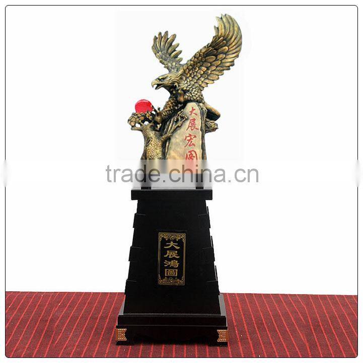 Hot selling wooden color resin eagle statue ,out door big eagle statue for business gifts
