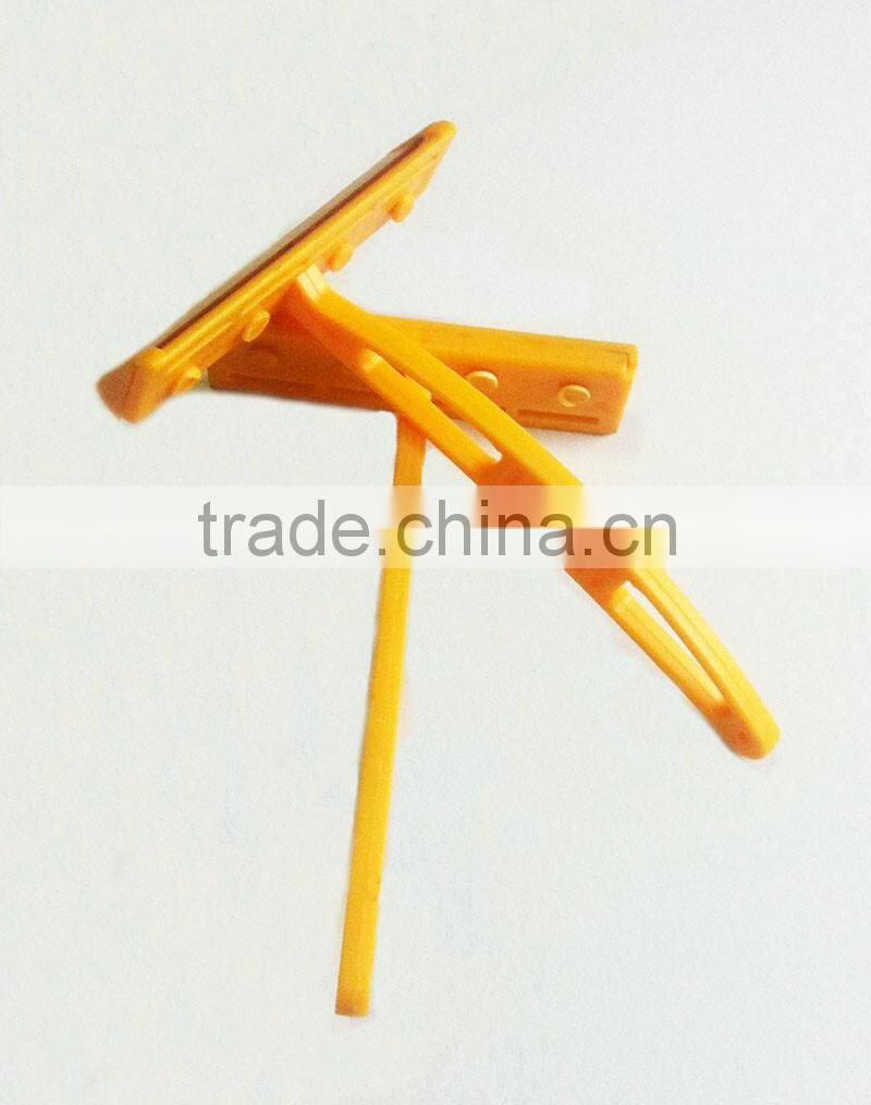 Single blade disposable razor