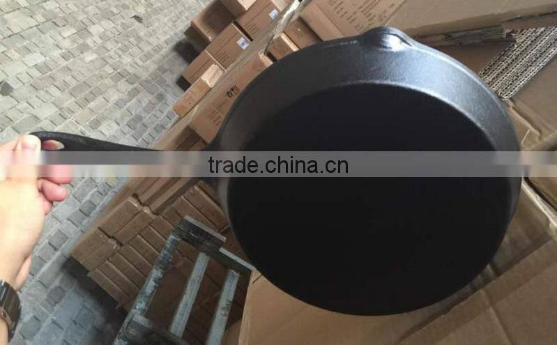 small round cast iron skillet with handle