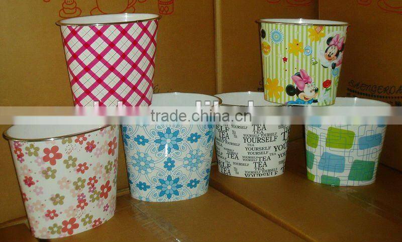 PLASTIC TRASH BIN & On-board small plastic trash can