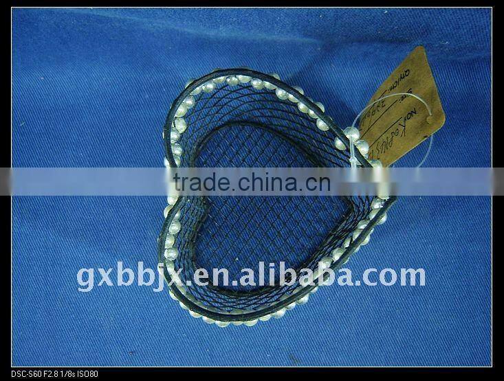 Heart shaped black wire decorative with white pearl brush pot crafts