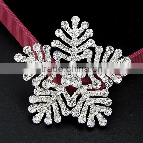 New hollow design rose brooches 2016 gold shine crystal rose brooch for high end party dress