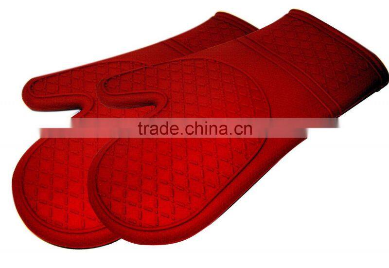 heat-resistant silicone oven mitt/oven glove in kitchen