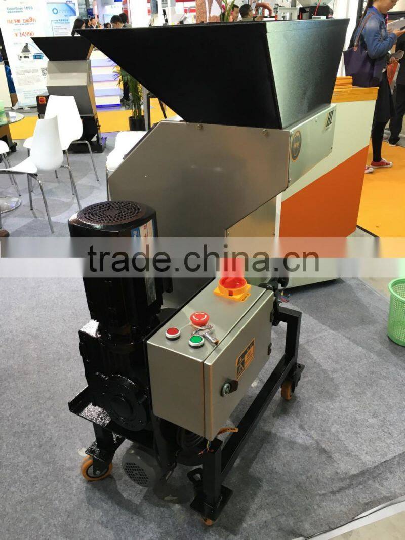 Low speed online recycling plastic granulator