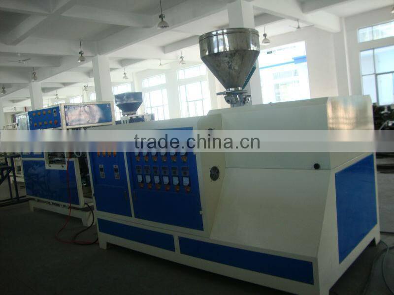 Automatic vacuum forming machine