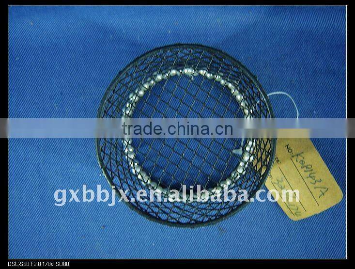 Round black wire decorative with white pearl pen holders