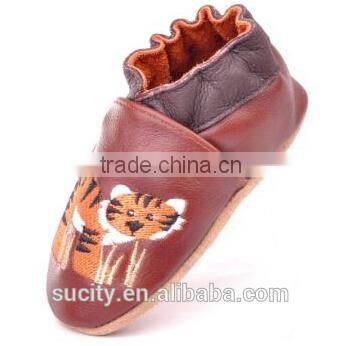 china baby leather shoe with tiger embroidered