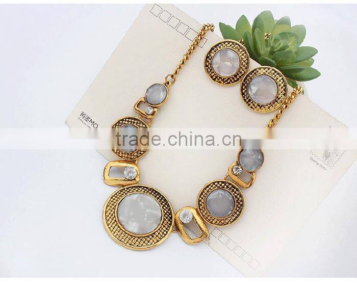 Vintage gold costume jewelry aulic style round gemstone necklace