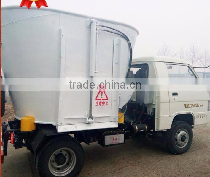 auto hydraulic 4x4 driven feed mixer truck/self loading mixer feeder