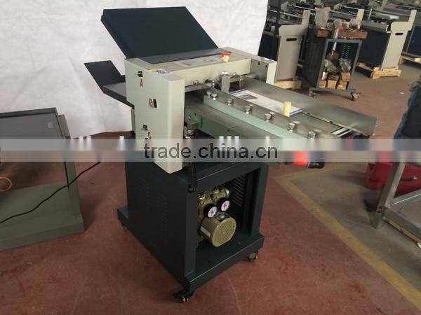 Automatic paper folding machine for gate fold