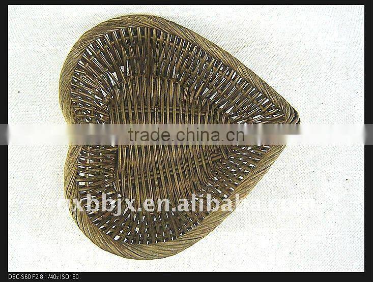 Heart shaped rattan weave storage rattan vagetable trays set of two