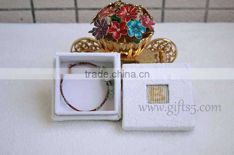 Luxury jewelry packaging box with beaded name plate of B