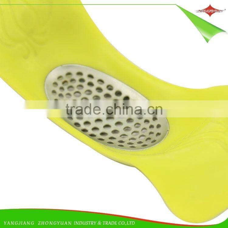 ZY-F1477 kitchen gadgets green stainless steel garlic press with plastic handle