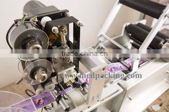 Semi automatic round bottle self adhesive labeling machine with fight coding printer