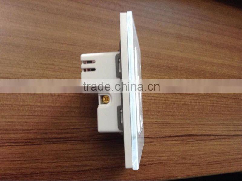 USB CHARGER WITH UNIVERSAL SOCKET