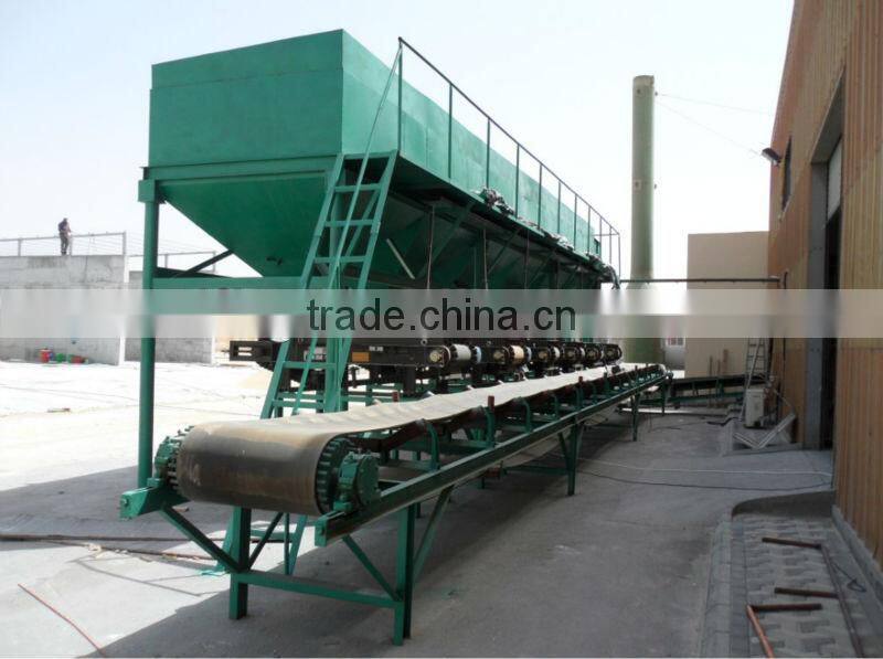 Belt conveyor for conveying fertilizer raw materials and pellets