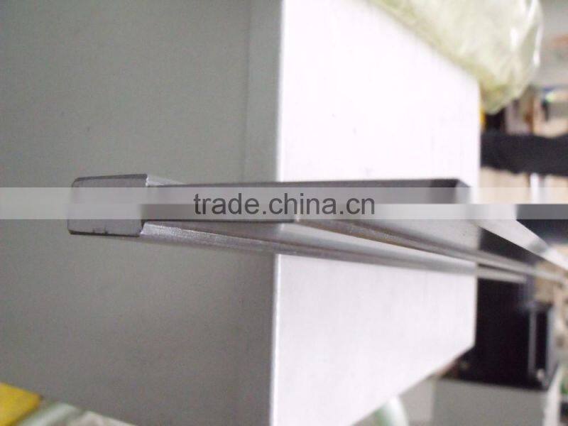 Supporting blade for centerless grinder