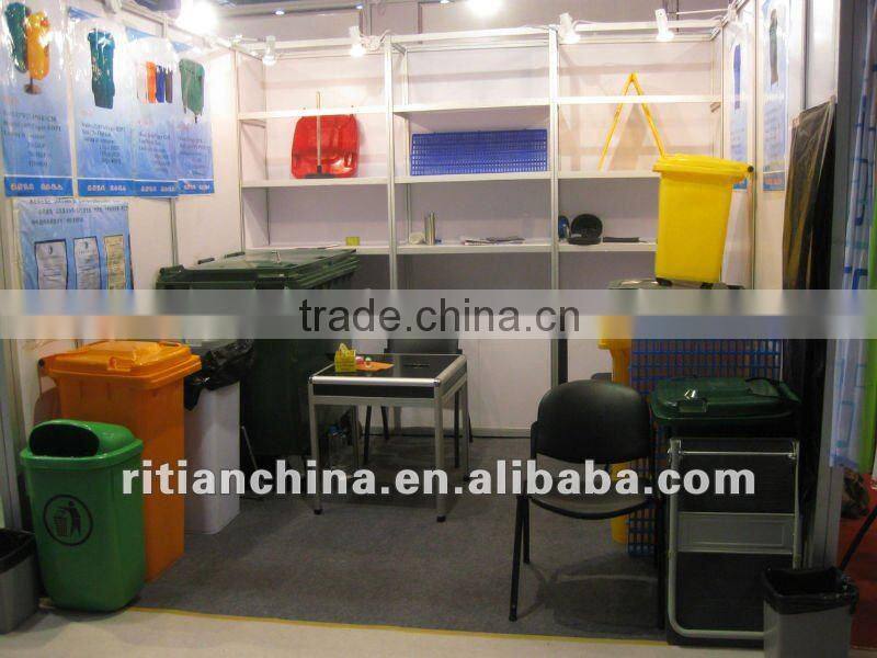Outdoor garbage bin with wheels
