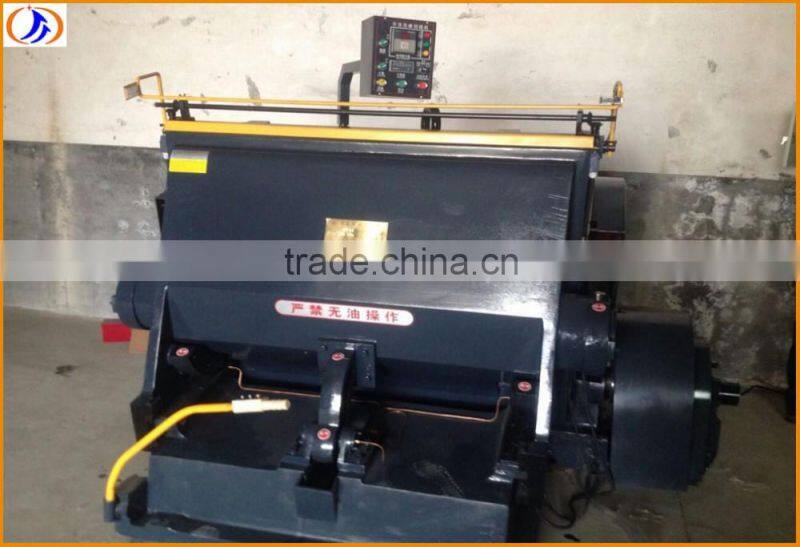 Semi automatic flat die cutting machine for producing cardboard carton box